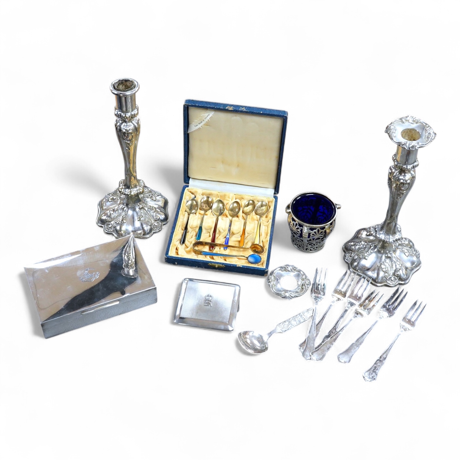 A modern silver mounted rectangular cigarette box, London, 1985, with engraved crest and motto, 15.5cm, together with a silver cigarette case, a George V pierced silver sugar basket with blue glass liner, a cased set of